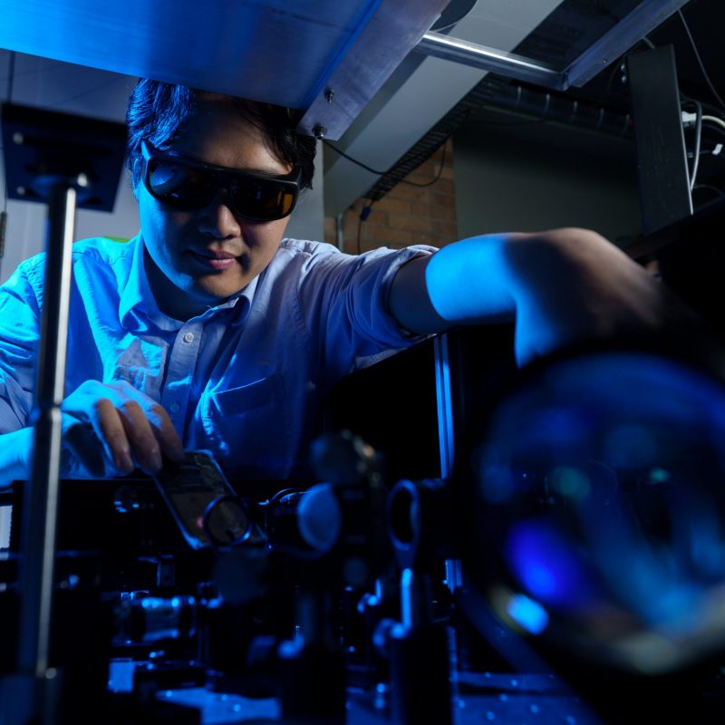 Dr. Yingwen Zhang adjusts the optics for his quantum microscope in the Ultrafast Quantum Photonics Lab. 
//
Yingwen Zhang (Ph. D.) ajuste les éléments d’optique de son microscope quantique au laboratoire de photonique quantique ultrarapide.